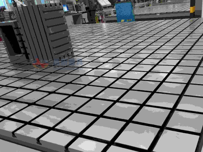 鑄鐵平臺(tái)應(yīng)用于重型機(jī)械加工的輔助作業(yè)面