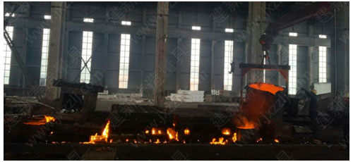 鑄鐵平臺(tái)的熔煉及澆鑄現(xiàn)場(chǎng)